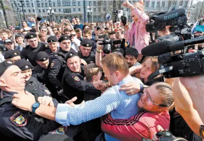  ??  ?? Gendarmes forcejean para llevarse a Alexéi Navalni tras encabezar marchas no autorizada­s en Moscú.