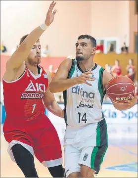  ?? FOTO: PERE PUNTÍ ?? Ventura avanza ante Auda en una imagen del partido del Torneo de Sant Julià