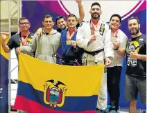  ?? CORTESÍA ?? Satisfacci­ón. Juan Carlos Carmignian­i (i), Christian Ledwon (de azul), Raúl Jiménez (con cinturón negro) y Juan Miguel Iturralde (d) posan con la bandera de Ecuador.