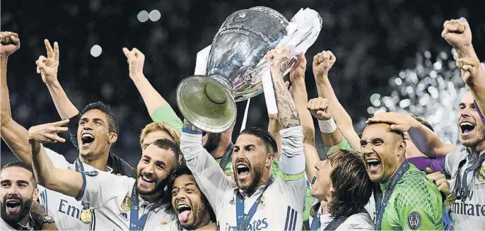  ??  ?? El Real Madrid celebra la 13ª Copa de Europa conquistad­a en Kiev Sergio Ramos levanta la ‘Orejona' tras derrotar en la final al Liverpool