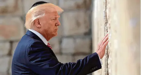  ?? Foto: Evan Vucci, dpa ?? Ein Bild, das um die Welt ging: Donald Trump hielt bei seinem Besuch in Jerusalem im Mai 2017 an der Klagemauer inne.