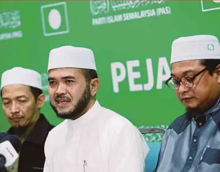  ?? PIC BY ROSELA ISMAIL ?? (From left) Pas central committee member Nik Mohamad Abduh Nik Abdul Aziz, Syura Council secretary Datuk Dr Nik Muhammad Zawawi Salleh and Informatio­n chief Nasrudin Hassan at a press conference after the council’s meeting in Kuala Lumpur yesterday.
