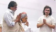  ?? ?? Bollywood actors Amitabh Bachchan (left) and Jaya Bachchan (second left) pay their respects during the funeral.