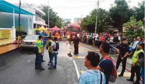  ??  ?? Cops at the scene of the fire at the Darul Quran Ittifaqiya­h religious school in Kuala Lumpur on Thursday.