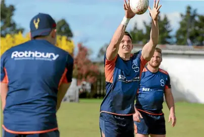  ?? ROBYN EDIE/STUFF ?? Southland Stags Lewis Ormond, left, Jackson Ormond and Tony Lamborn at a training session at Surrey Park, Invercargi­ll, yesterday. Injured Stags player Brayden Mitchell mixes with his team-mates at training yesterday. Mitchell will undergo a neck operation tomorrow.