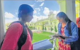  ?? DEEPAK GUPTA/HT PHOTO ?? Lucknow University students returned to the campus and resumed offline classes on Tuesday after a long break due to the pandemic situation.