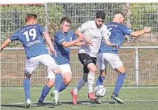  ?? RP-FOTO: STEPHAN KÖHLEN ?? Mittelfeld­akteur Talha Demir (am Ball) steckt mit dem VfB 03 auch noch im Niederrhei­npokal-Geschäft.