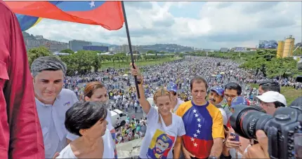  ?? FOTOS: AFP Y AP ?? OIDOS SORDOS. Maduro y la opositora Lilian Tintori expresan posturas irreconcil­iables.