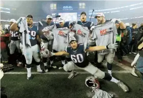  ??  ?? Los jugadores de los Patriots celebran en el terreno del Gillete Stadium tras derrotar el domingo a los Steelers.