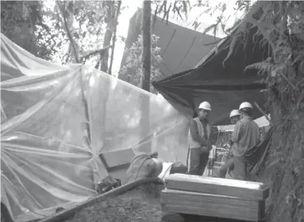  ??  ?? ÍNTAG. Trabajador­es de las empresas mineras en la zona de exploració­n.