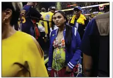  ?? AP/MARCIO JOSE SANCHEZ ?? Ayesha Curry (center), wife of Golden State Warriors guard Stephen Curry, opened a barbecue restaurant in Houston — home of the Warriors’ bitter rival — to less than enthusiast­ic reviews from Rockets fans.