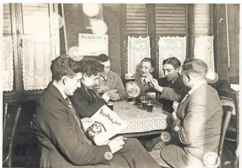  ?? FOTO: SAMMLUNG JÜRGEN LARISCH ?? In Berliner Tanzpaläst­en mag mehr los gewesen sein, gesellig ging es aber auch in dieser Herrenrund­e in der Gaststätte Kückemann (später „Alte Backstube“) in Laach zu.