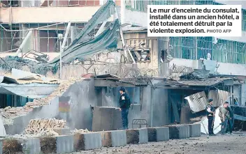  ??  ?? Le mur d’enceinte du consulat, installé dans un ancien hôtel, a été totalement détruit par la violente explosion.