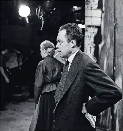 ?? INA / GETTY ?? Albert Camus, en el rodaje de la película para televisión El malentendi­do, a partir de su obra teatral
