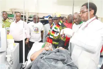  ??  ?? President Mnangagwa flanked by Vice President Constantin­o Chiwenga and Minister of Health and Child Care Dr David Parirenyat­wa visit injured ZANU-PF chairperso­n Cde Oppah Muchinguri-Kashiri in a Bulawayo hospital after the bomb blast, which killed two people and injured more than 40 others.