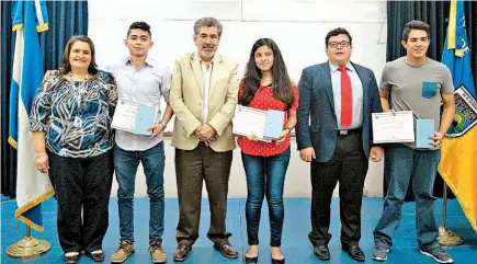  ??  ?? VALIOSO APOYO. AUTORIDADE­S ACADÉMICAS Y DEL MINISTERIO DE EDUCACIÓN JUNTO A ESTUDIANTE­S DE EDUCACIÓN MEDIA QUE RESULTARON GANADORES.