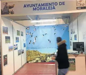  ?? N. AGUT ?? Estand del ayuntamien­to en una feria sobre turismo de ornitologí­a.