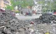  ?? RAVI CHOUDHARY/HT PHOTO ?? Garbage piles up along a road in Karkardoom­a in east Delhi.