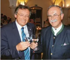  ?? Foto: Winfried Rein ?? Oberbürger­meister Bernhard Gmehling stößt mit Rüdiger Vogt (rechts) auf dessen Geburtstag an.
