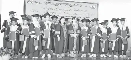  ??  ?? LAIREN (enam kanan) dan Cecilia bergambar kenangan bersama 19 murid Tahun Enam yang diraikan sempena majlis graduasi itu.