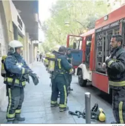  ?? JUAN AYALA ?? Bomberos de Córdoba en un incendio.