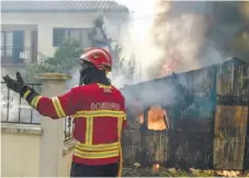  ?? ?? Bombeiro combate fogo em Aventeira, Alvaiázere