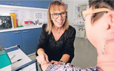  ?? RP-FOTO: ACHIM BLAZY ?? Dr. Monika Nottebaum hat immer mehr Allergiker unter ihren Patienten. Sie rät, schon mit leichten Symptomen zum Arzt zu gehen .