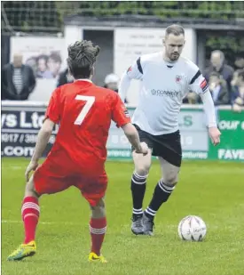  ?? Pictures: Chris Davey FM4711874; FM4711904, right ?? Faversham’s Jamie Maxted (white) looks comfortabl­e in possession against Chipstead, and right Bay striker Ianpulman (blue) challenges Chipstead