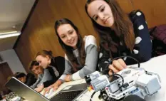  ?? Foto: Silvio Wyszengrad ?? Die Gymnasiast­innen Jessica Ploner (links) und Jenny Schreiner sind mit Robotik vertraut – von der Robotik-AG an ihrer Schule.