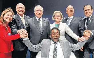  ?? BETO BARATA/PR ?? Fair-play. Pelé foi homenagead­o na abertura do Fórum Econômico Mundial, em São Paulo