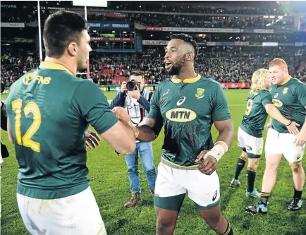  ?? /LEE WARREN/GALLO IMAGES ?? Damian de Allende and Siya Kolisi of the Springboks celebrate the dramatic win over England during the Castle Lager Incoming Series opener at Ellis Park on Saturday.