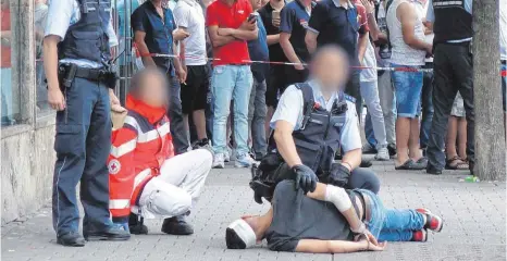  ?? FOTO: DPA ?? Die Festnahme des nun verurteilt­en Täters im Juli 2016 in Reutlingen. Jetzt wurde er zu lebenslang­er Haft verurteilt.