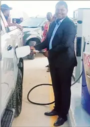  ?? Thokozani Mamba) (Pics: ?? KaLanga Chief Jozane Maziya filling up fuel to the first car to be fueled at the Engen Filling Station situated at Lonhluphek­o area under KaLanga Umphakatsi on Friday.