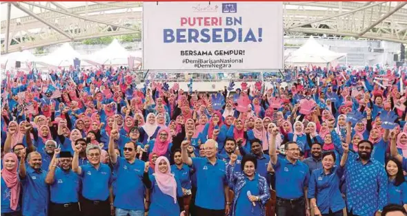  ?? PIC BY AIZUDDIN SAAD ?? Barisan Nasional chairman Datuk Seri Najib Razak at the launch of the Puteri Barisan National Friends Network in Kuala Lumpur yesterday. With him are his wife, Datin Seri Rosmah Mansor, Umno vice-president Datuk Seri Hishammudd­in Hussein and Puteri...