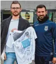  ?? Foto: Max Rieck ?? Alper Bagceci (rechts) überreicht­e dem Blausteine­r Keeper Antonio Antoniadis ein Trikot mit den Unterschri­ften der Ul mer Spieler.