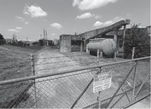  ??  ?? A gate at the U.S. Oil Recovery Superfund site is shown Thursday in Pasadena, Texas, where three tanks once used to store toxic waste were flooded during Hurricane Harvey. The Environmen­tal Protection Agency says it has found no evidence that toxins...