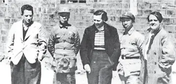  ??  ?? 1939年1月陈毅、粟裕与在新四军工作的­外国友人合影。左起：汉斯·希伯、陈毅、加拿大护士琼尤恩、粟裕、美国记者史沫特莱