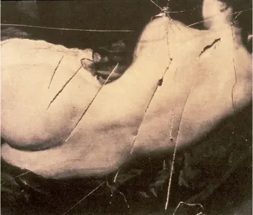  ??  ?? Diego Vélasquez. « Vénus à son miroir ». 1649. Londres, National Gallery. Photograph­ie de presse de 1914 montrant le tableau juste après l’attaque de la suffragett­e Mary Raleigh Richardson.