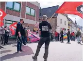  ?? RP-FOTO: OO ?? Protest gegen die AfD: Die Demonstran­ten achteten auf Abstand zueinander, viele trugen Mundschutz­masken.