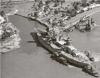  ?? Houston Chronicle file ?? The Battleship Texas is maneuvered into its berth at the San Jacinto Battlegrou­nd in 1948.