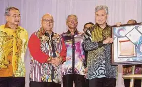  ?? PIC BY AHMAD IRHAM MOHD NOOR ?? Deputy Prime Minister Datuk Seri Dr Ahmad Zahid Hamidi at the Urban Transforma­tion Centre Management Appreciati­on dinner in Putrajaya yesterday. With him are the Finance Ministry’s National Strategic Unit director Datuk Dr Aminuddin Hassim (second from...