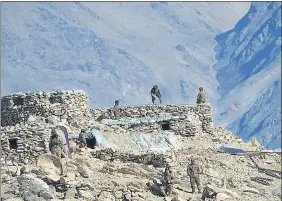  ?? REUTERS ?? PLA soldiers dismantle structures set up by the Chinese army in Ladakh region.