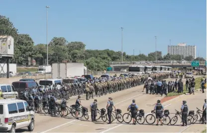  ?? ASHLEE REZIN/ SUN- TIMES ?? Chicago Police and Illinois State Police prepare for thousands of anti- violence protesters to pour into the inbound lanes of the Dan Ryan Expressway on Saturday morning.