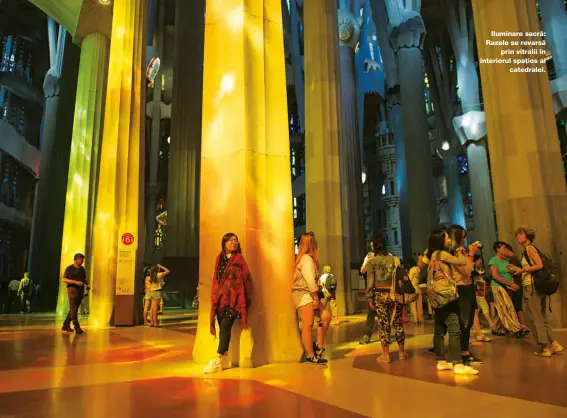  ??  ?? Iluminare sacră: Razele se revarsă
prin vitralii în interiorul spațios al
catedralei.