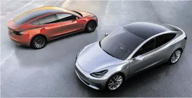  ?? BILD: SN/APA (ARCHIV/AFP)/STR ?? Bis jetzt fast noch ein Phantom: Teslas Model 3, das den Durchbruch im Massenmark­t bringen soll, dessen Produktion aber stockt.