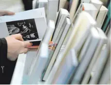  ?? FOTO: HENDRIK SCHMIDT/DPA ?? Die Büchereien sind zurzeit oft zu. Ein gutes Buch zu finden, ist daher nicht einfach. Ein Bücherzirk­el soll helfen.