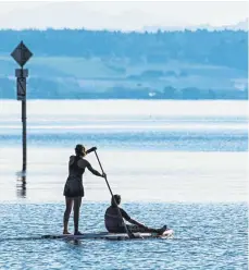  ?? FOTO: DPA/FELIX KÄSTLE ?? Mit dem schönen Wetter gehen immer mehr Wasserspor­tler auf den Bodensee. Dass auch für Stand-up-Paddler Regeln gelten und Bußgelder drohen, wissen viele Sportler nicht.