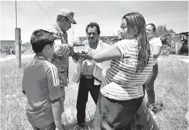  ?? OMAR FRANCO ?? El Ejército se encarga de repartir víveres.