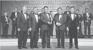  ??  ?? CEMERLANG: Anugerah BrandLaure­ate Industry Champion Icon Brand Icon 2017 diterima oleh Menteri Pelanconga­n, Kesenian, Kebudayaan, Belia dan Sukan Datuk Abdul Karim Rahman Hamzah (tiga kiri) yang diapit Pengerusi SCB Tan Sri Dr Muhammad Leo Michael...