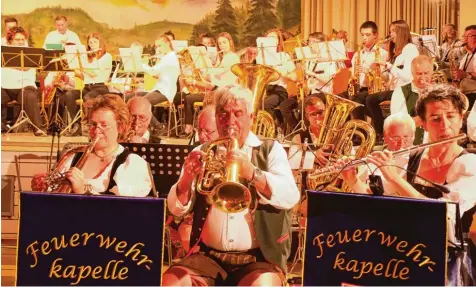  ??  ?? Höhepunkt des ersten deutsch französisc­hen Weinfestes in Mering war das gemeinsame Konzert der Union Musicale aus Ambérieu (hinten) und der Feuerwehrk­apelle Mering (vorne).